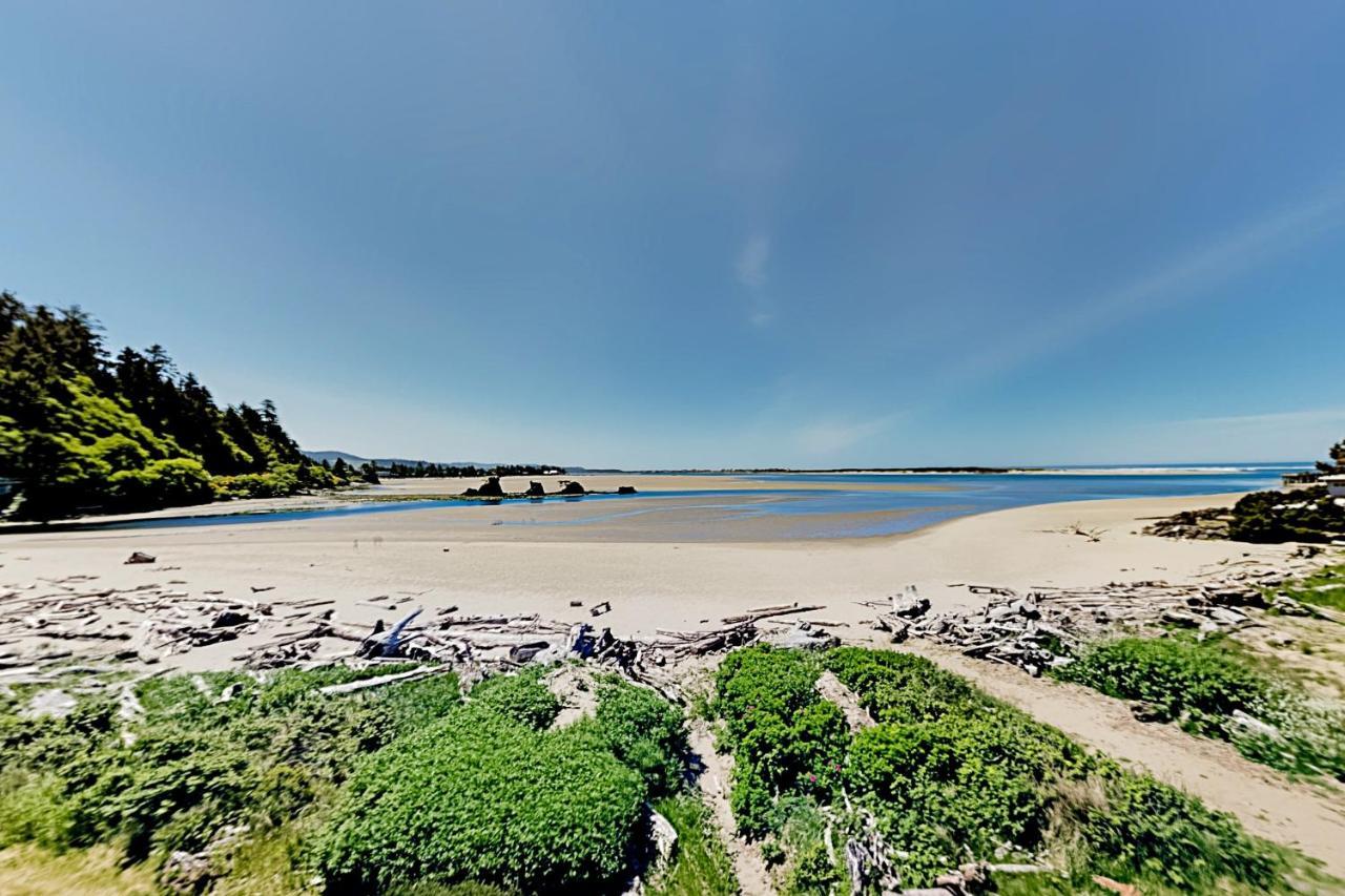 New Listing! Bay-View Beauty With Private Balcony Condo Lincoln City Esterno foto