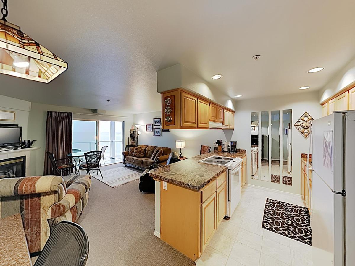 New Listing! Bay-View Beauty With Private Balcony Condo Lincoln City Esterno foto