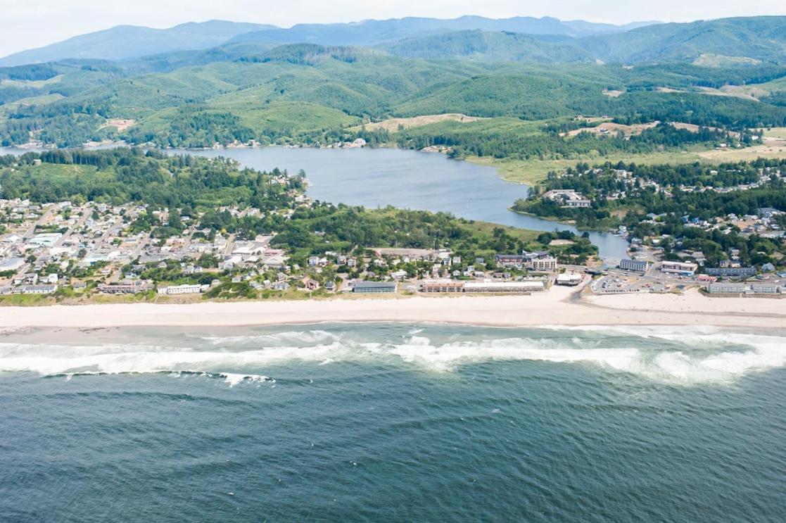 New Listing! Bay-View Beauty With Private Balcony Condo Lincoln City Esterno foto